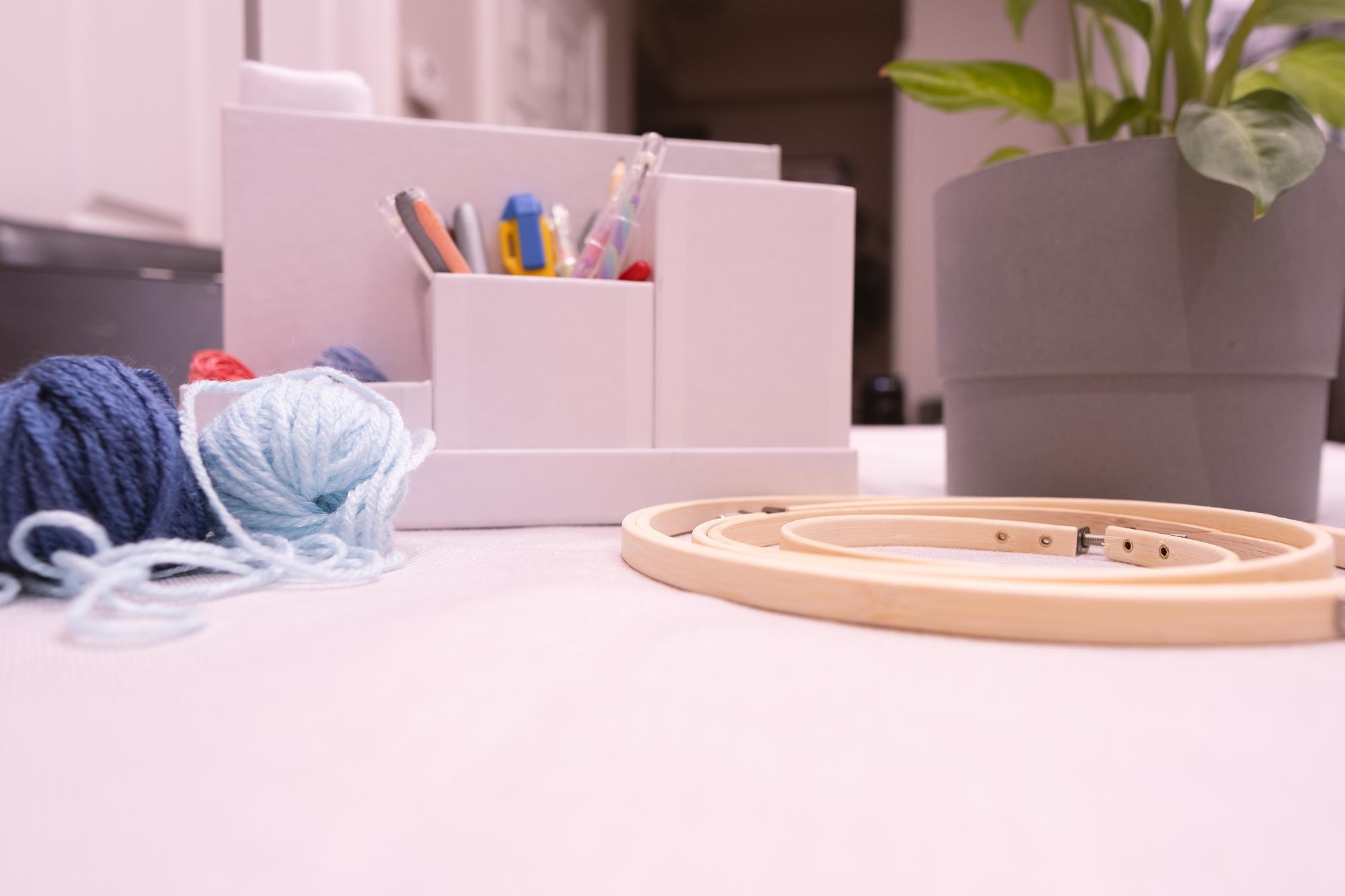 Atelier klasė su siuvinėjimo įrankiais